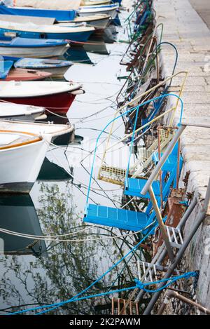 Porto in Croazia con dettaglio barche Foto Stock