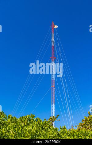 Rosso bianco 5G torre di radiazione a Tulum Messico. Foto Stock