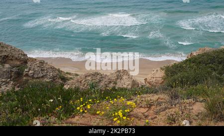 Bella spiaggia in estate. Calmo paesaggio di mare blu. Pietroso e sabbioso mare. Mare soleggiato. Città di Netanya, Israele Foto Stock