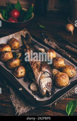 Pesce stufato con Sorrel e cotto al forno con patate Foto Stock