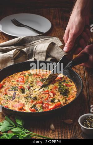 Frittata con i broccoli, il peperone rosso e cipolla rossa Foto Stock