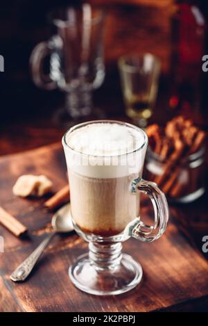 Caffè irlandese in bicchiere Foto Stock