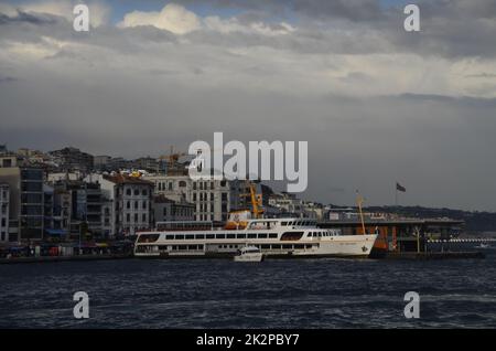 Molo di Karaköy, traghetto bianco, edifici e mare. Istanbul Turchia. Foto Stock