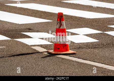 Bianco e arancione cono stradale. Segno utilizzato per fornire la sicurezza  del traffico durante la costruzione di strade Foto stock - Alamy