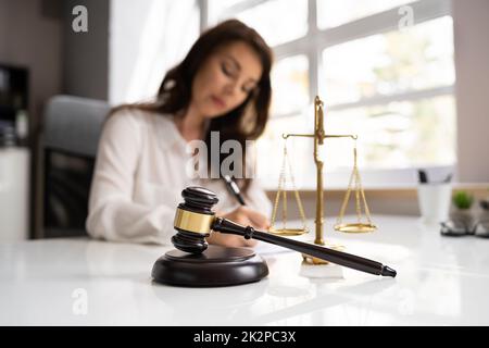 Avvocato femminile in Courtroom Foto Stock