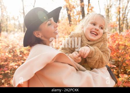 Madre e figlia piccola ragazza divertirsi Foto Stock