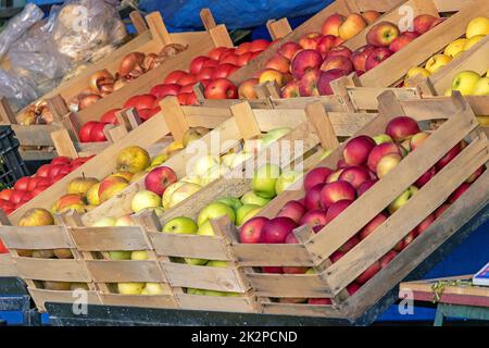 Mele fresche in casse di legno Foto Stock