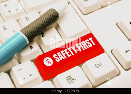 Didascalia di testo che presenta prima la sicurezza. Parola per evitare qualsiasi rischio non necessario vivere in modo sicuro prestare attenzione Foto Stock