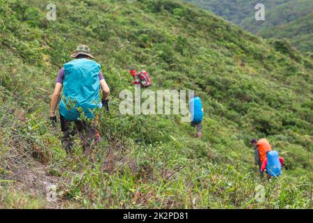 Un gruppo di backpackers a piedi sulla montagna Foto Stock