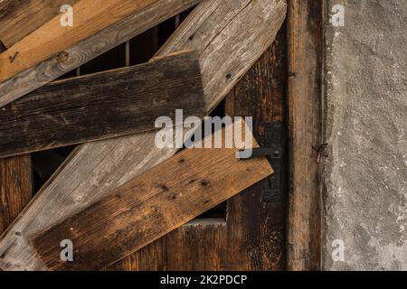 porta di legno inchiodata chiusa su una casa abbandonata Foto Stock