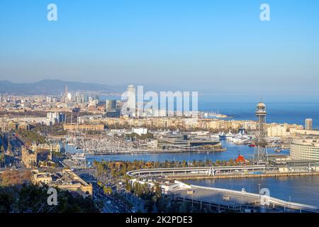 La costa di Barcellona in Spagna vista dalla montagna Montjuic Foto Stock