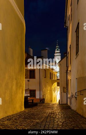 Vista notturna della strada vecchia di Cesky Krumlov. Foto Stock