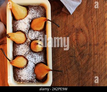 Torta al cioccolato con pere intere cotte all'interno. Vista dall'alto Foto Stock