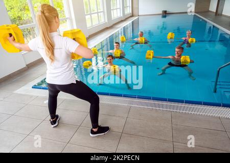 Insegnante o allenatore in corso di ginnastica in acqua Foto Stock