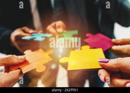 Il lavoro di squadra dei partner collega i pezzi di puzzle come integrazione e avvio Foto Stock