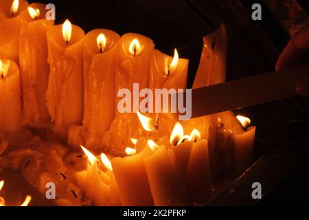 Candele di illuminazione nella cappella di nostra Signora dalla Kamenita vrata (porta di pietra) a Zagabria per ricordare e onorare i defunti cari Foto Stock