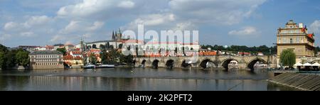 Il famoso Ponte Carlo e il centro storico di Praga, gli edifici e i punti di riferimento della città vecchia, Repubblica Ceca Foto Stock