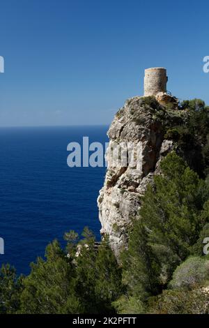 antica torre di guardia torre des verger sulla ripida costa dell'isola di maiorca nord-occidentale Foto Stock