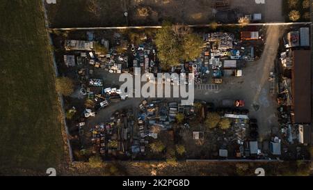 Settore del riciclaggio dei metalli. Vista aerea del drone del deposito di rottami Foto Stock