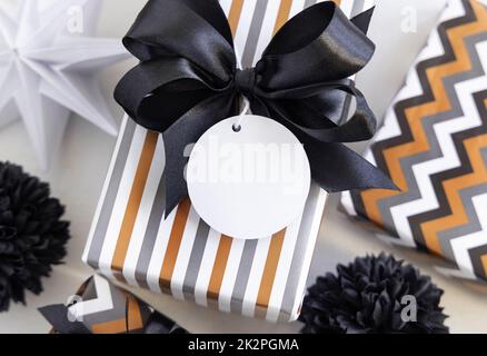 Confezione con cartellino regalo rotondo vuoto e primo piano con arco nero, etichetta Mockup Foto Stock