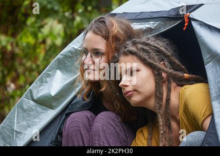 Donne nella porta della tenda Foto Stock