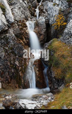 Fiume di montagna che esce da una piccola gola nelle Alpi austriache Foto Stock