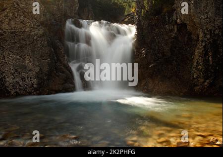 Fiume di montagna che esce da una piccola gola nelle Alpi austriache Foto Stock