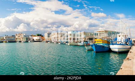 La pesca barche ormeggiate a recentemente costruita Limassol marina. Cipro Foto Stock