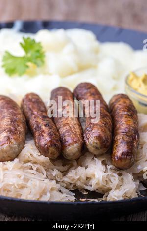 salsicce di norimberga alla griglia Foto Stock