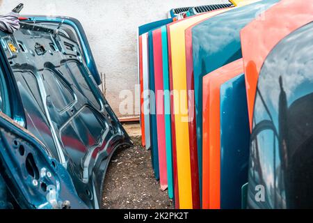 parti di automobile al deposito di scarto Foto Stock