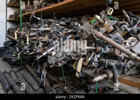 parti di auto smontate al relitto auto Foto Stock