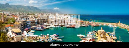 KYRENIA, Cipro - APRILE, 26 2014: Porto di Kyrenia. Foto Stock