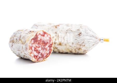 Salsiccia tradizionale con muffa bianca. Salame di maiale essiccato isolato su sfondo bianco. Foto Stock