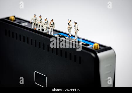 Tecnici di rete in miniatura al lavoro. Foto Stock