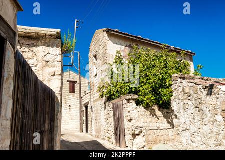 Affascinante vecchia strada di montagna villaggio Dora. Distretto di Limassol, Cipro Foto Stock