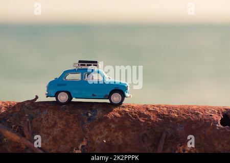 Auto d'epoca parcheggiata vicino al mare. Concetto di viaggio e avventura Foto Stock