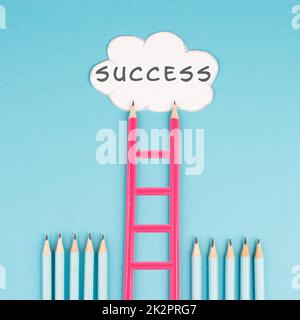 Scala di successo costruire con matite, strategia di opportunità, sfondo blu, spazio di copia per il testo, passo dopo passo concetto, progresso nel business e l'istruzione, hanno un obiettivo Foto Stock