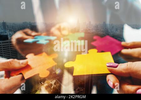 Il lavoro di squadra dei partner collega i pezzi di puzzle come integrazione e avvio Foto Stock