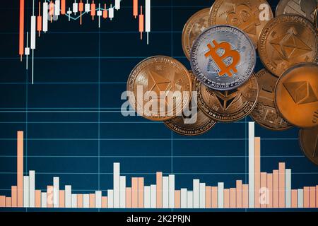 Varie monete Cryptocurrency con grafico a bastone di candela e sfondo digitale Foto Stock