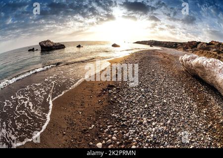 Seascape vicino a Petra tou Romiou, conosciuto anche come roccia di Afrodite. Distretto di Paphos, Cipro Foto Stock