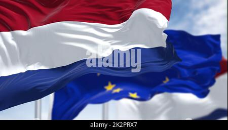 Particolare della bandiera nazionale dei Paesi Bassi che ondola nel vento con la bandiera dell'Unione europea sfocata sullo sfondo Foto Stock