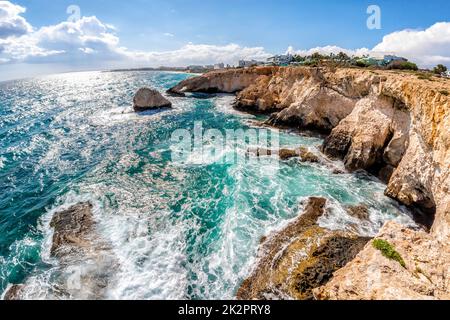 La costa rocciosa di Capo Greco vicino ad Ayia Napa. Distretto di Famagosta, Cipro Foto Stock