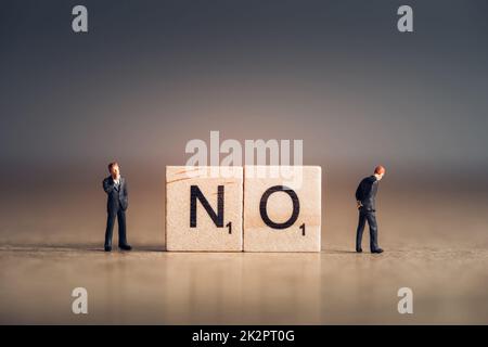 Piastrelle di legno con lettere che ortografano la parola No. Concetto aziendale Foto Stock