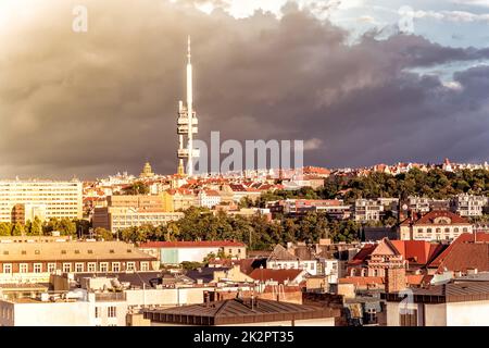 Skyline di Praga con la Torre televisiva Zizkov. Repubblica Ceca Foto Stock