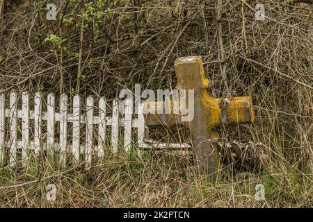 croce su un cimitero nella natura Foto Stock