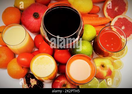 Succhi di frutta e verdura sani su sfondo bianco Foto Stock