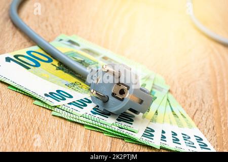 Spina elettrica grigia sulle banconote in euro Foto Stock