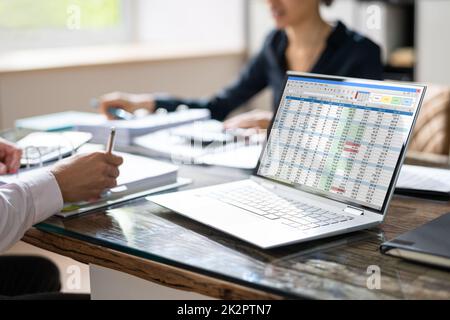 Revisori femminili e femminili che lavorano al computer con fattura Foto Stock