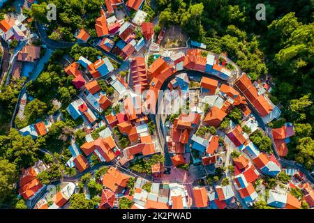 Vista aerea del villaggio di Foini tetti. Distretto di Limassol, Cipro Foto Stock
