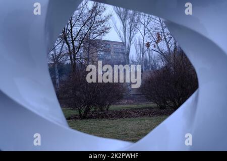 Edificio residenziale Multisrorey a Mariupol, Ucraina. 22.02.2022 Veiw dalla galleria d'arte bianca oggetto nel parco. Foto Stock